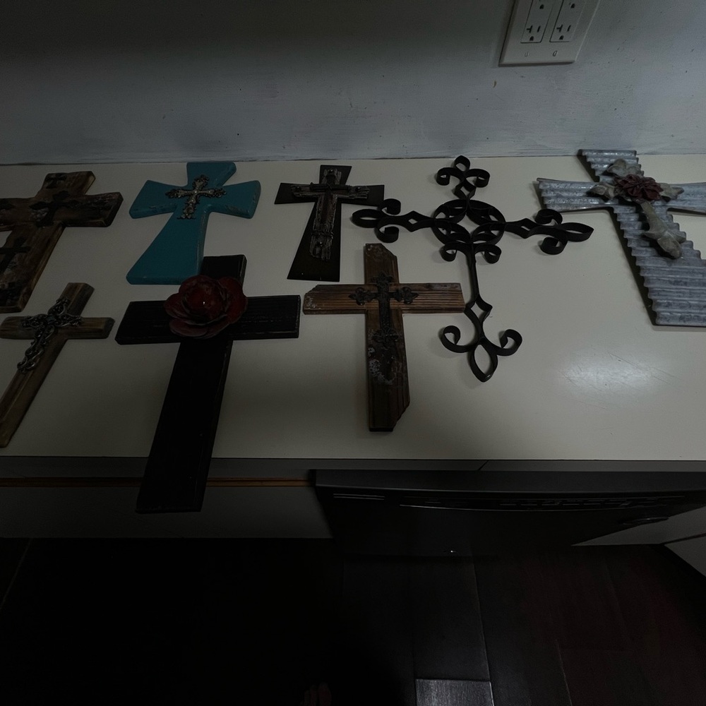 Collection of wall hanging crosses. All sold as group 25 for all